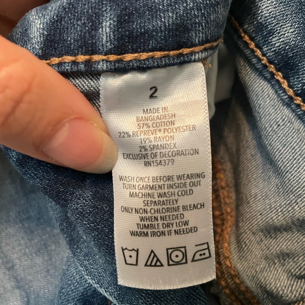 Aeropostale Seriously Stretchy Low-Rise Denim Midi Shorts distressed medium wash - Picture 5 of 5